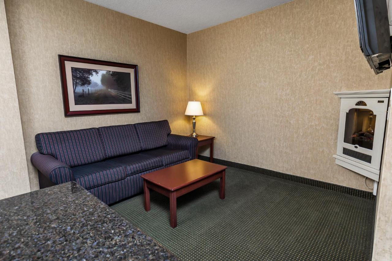 Redwood Inn & Suites Clairmont Exterior foto