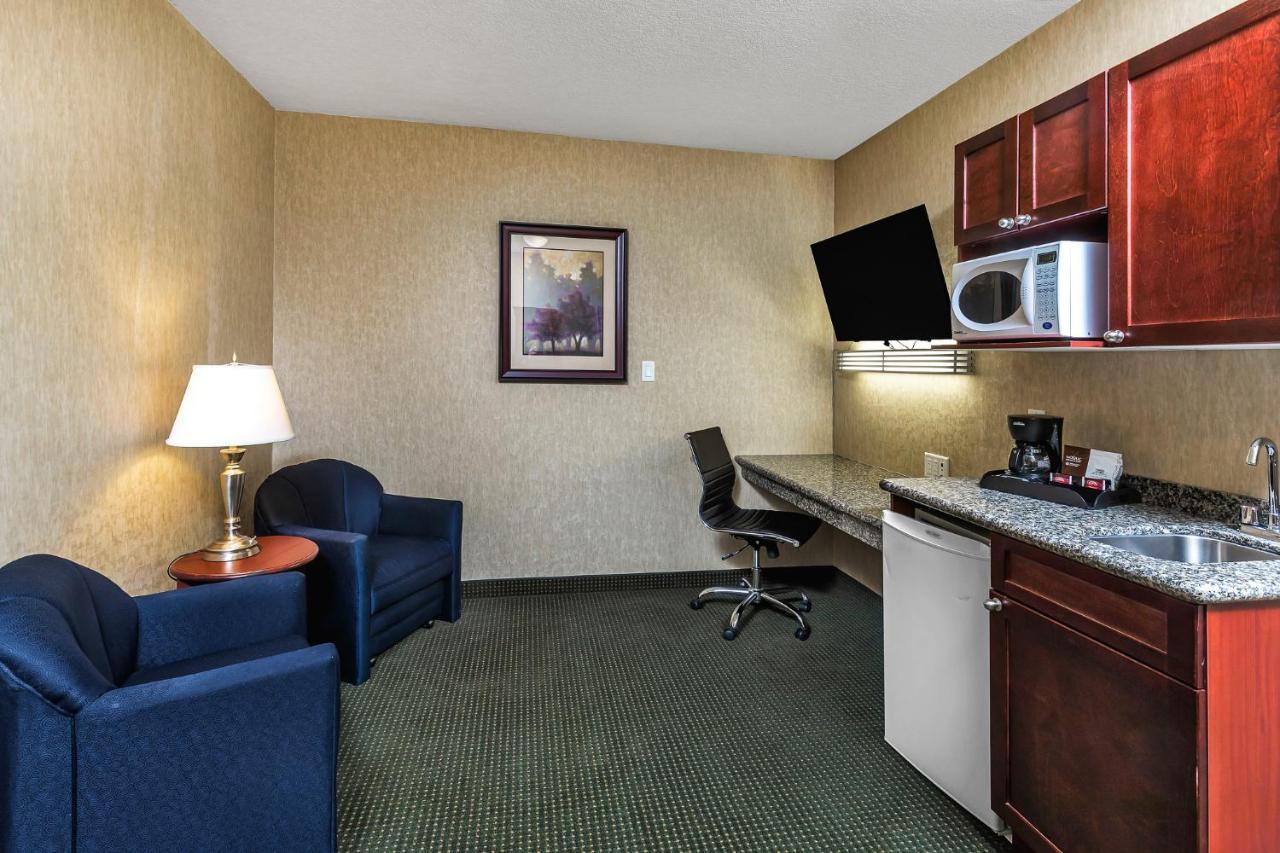 Redwood Inn & Suites Clairmont Exterior foto