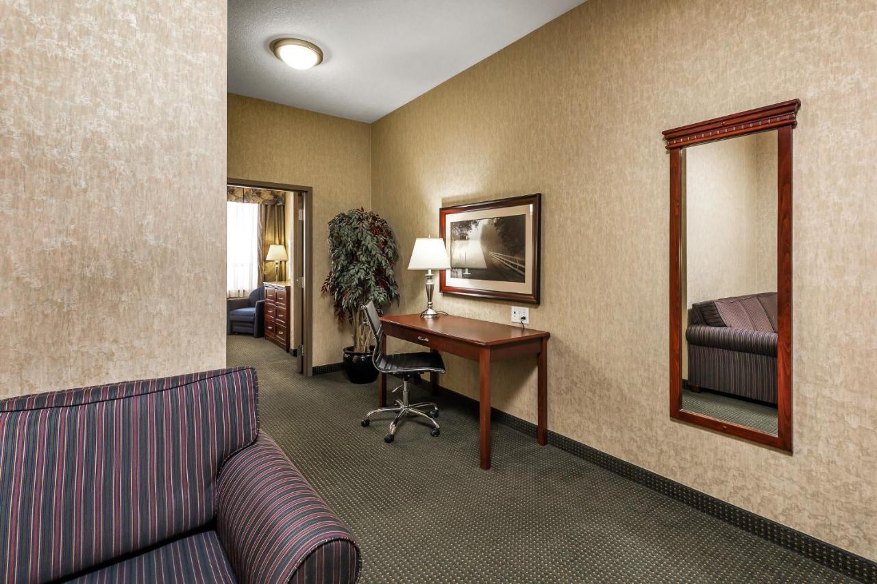 Redwood Inn & Suites Clairmont Exterior foto