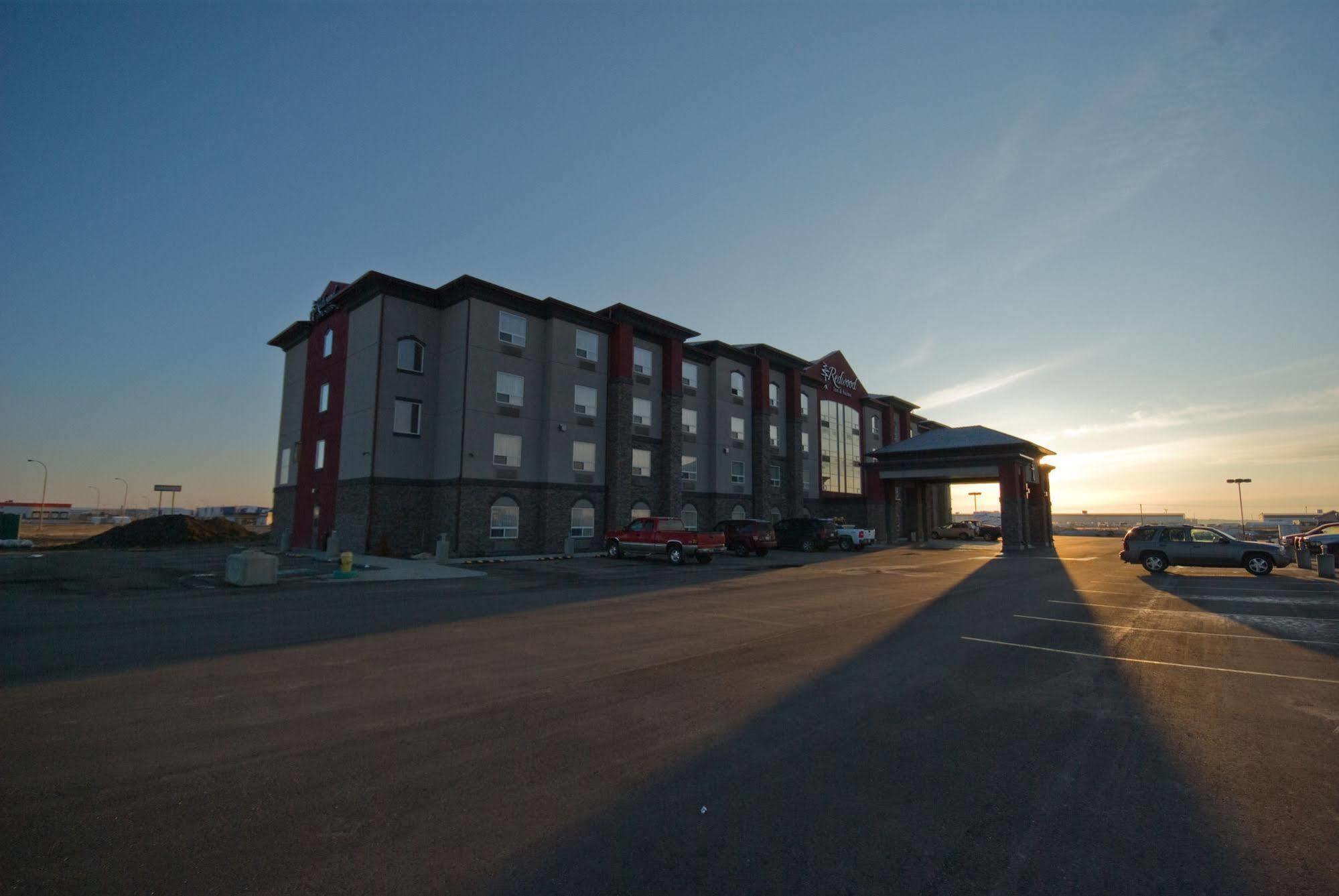 Redwood Inn & Suites Clairmont Exterior foto